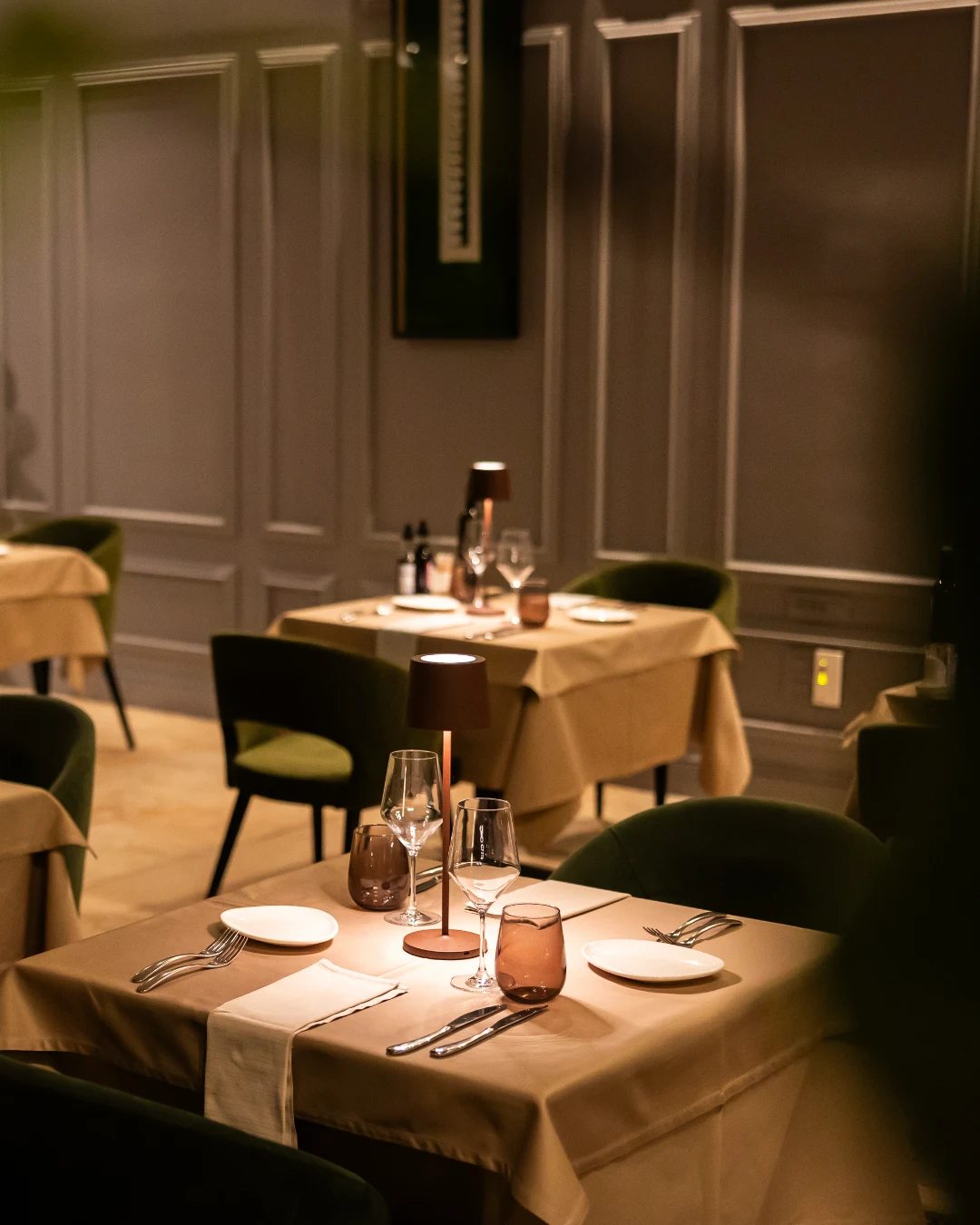 Prikaz stola za dvoje za večeru u restoranu Clubhouse Golf