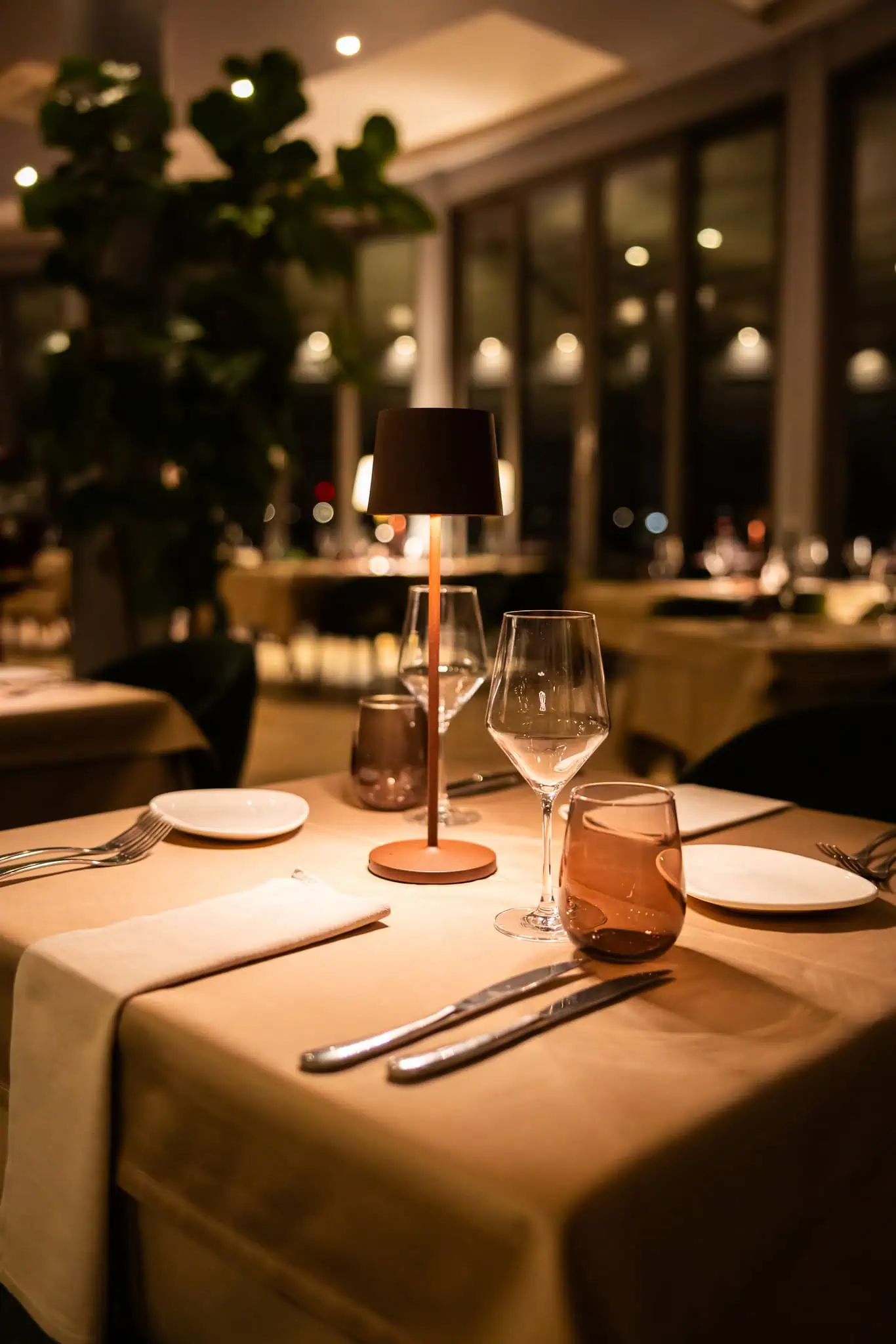 Elegantno postavljen stol u restoranu Clubhouse Golf s toplim ambijentalnim osvjetljenjem